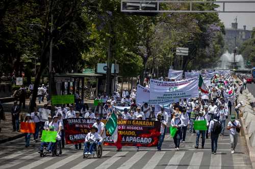 Jubilados de Pemex y CFE protestan contra recortes de hasta 60% en pensiones