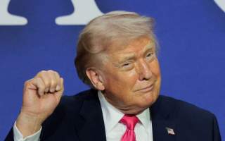 Trump condiciona fin del bloqueo a Irán a acuerdo nuclear y exige uranio; Teherán lo niega