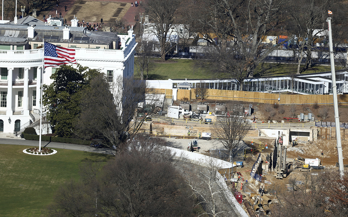 Trump presenta plans para Arco del Triunfo en Washington y ordena investigar psicodélicos