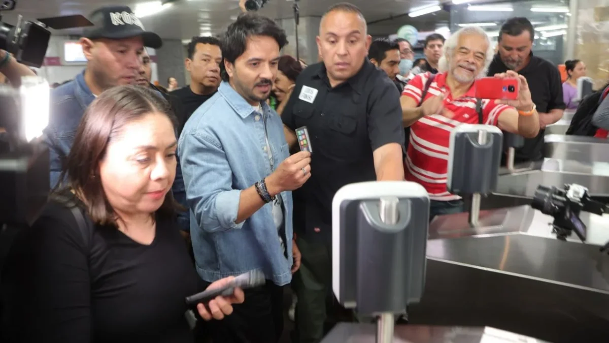 ¡Despacito por la Línea 2! Luis Fonsi sorprende a pasajeros y arma la fiesta en el Metro de la CDMX