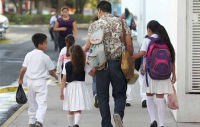 ¡De vuelta a la mochila! Millones de estudiantes regresan a las aulas tras las vacaciones de primavera