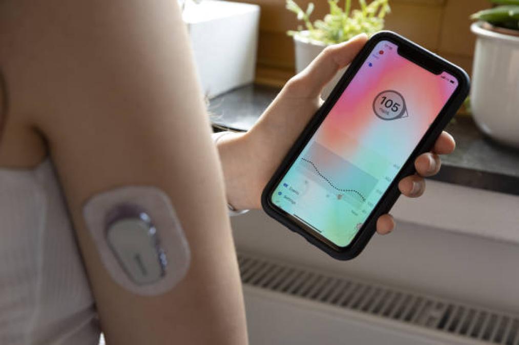 Orgullo UNAM: Desarrollan parche inteligente que detecta glucosa y libera insulina sin pinchazos