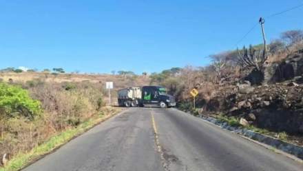 Enfrentamientos armados y narcobloqueos sacuden Cotija, Michoacán