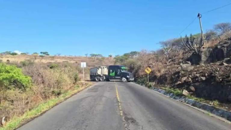 Enfrentamientos armados y narcobloqueos sacuden Cotija, Michoacán