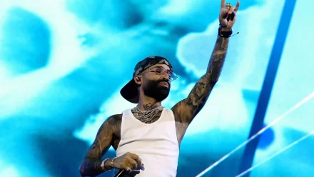 Arcángel desata furia en redes tras defender la conquista española en pleno concierto