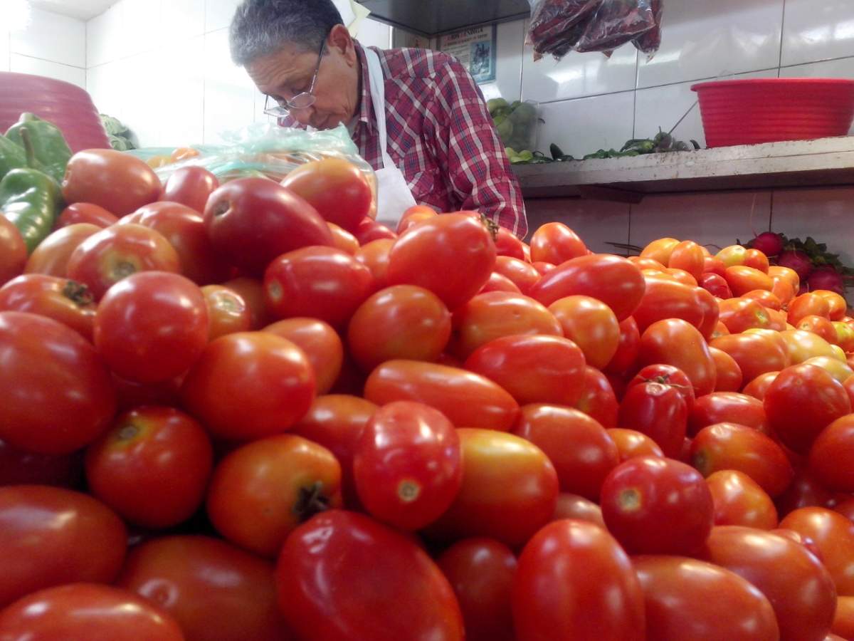 Golpe al bolsillo: Inflación general baja a 4.11%, pero el jitomate se dispara hasta los $89 pesos