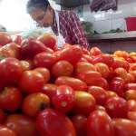 Golpe al bolsillo: Inflación general baja a 4.11%, pero el jitomate se dispara hasta los $89 pesos